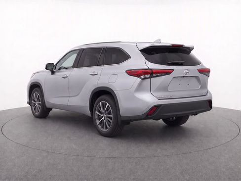 Used 2019 Toyota Highlander XLE FWD image 3