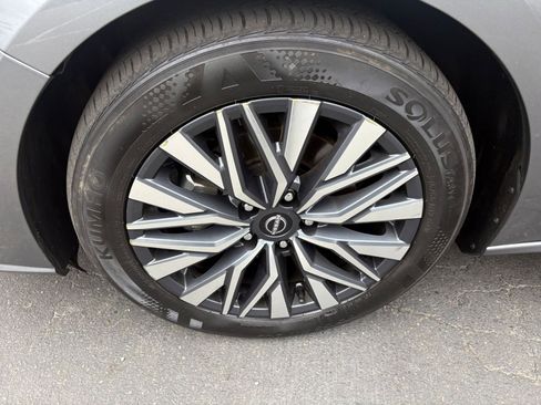 Used 2025 Nissan Altima 2.5 SV FWD image 30