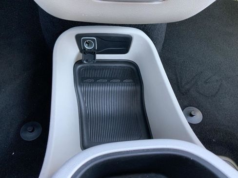 Used 2023 Chrysler Pacifica Touring-L image 46