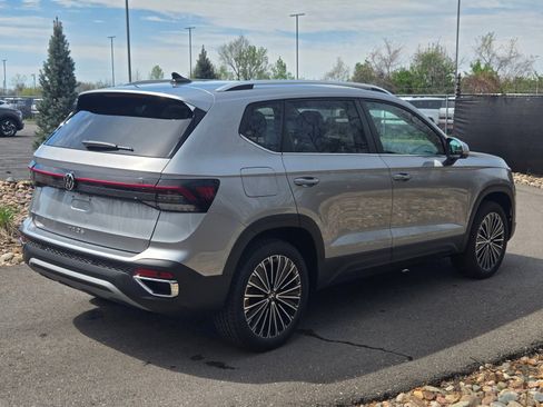 New 2026 Volkswagen Taos SE FWD image 6