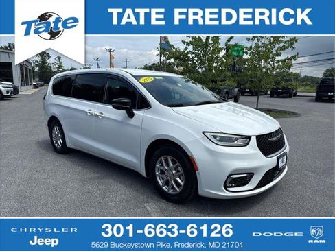 Certified 2025 Chrysler Pacifica Select FWD image 1