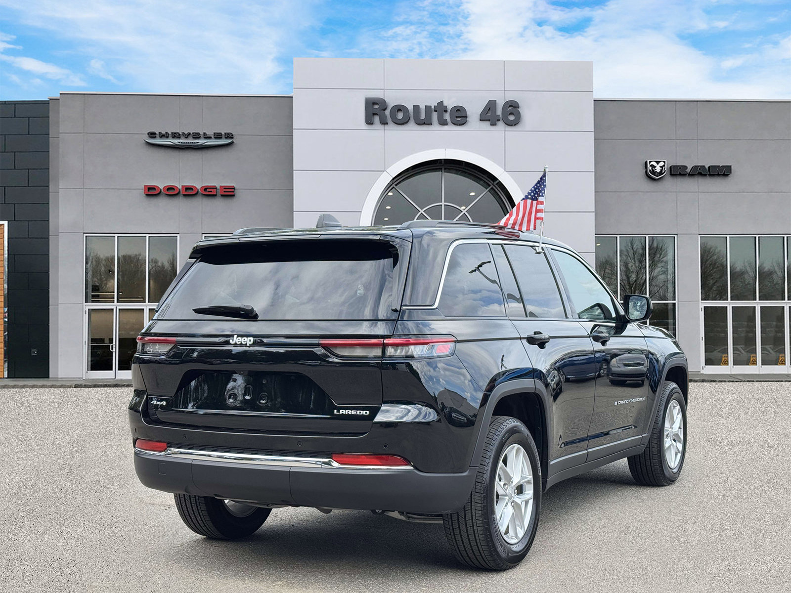 Used 2024 Jeep Grand Cherokee Laredo X w/ Luxury Tech Group I AWD/4WD image 10