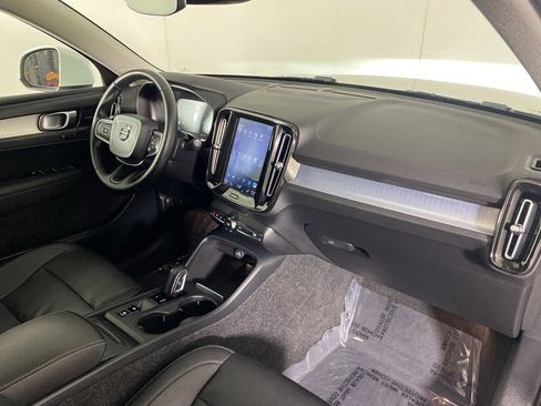 Used 2019 Volvo XC40 T5 Momentum image 34