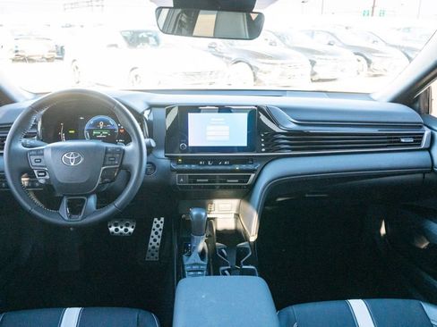 Used 2025 Toyota Camry SE w/ Convenience Package image 16