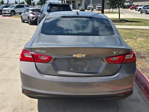 Used 2017 Chevrolet Malibu LT FWD image 4