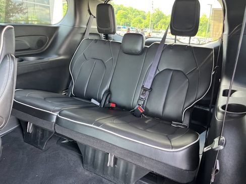 Used 2025 Chrysler Pacifica Limited FWD image 17