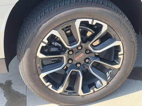 Used 2025 GMC Yukon Elevation w/ Elevation Premium Package RWD image 11