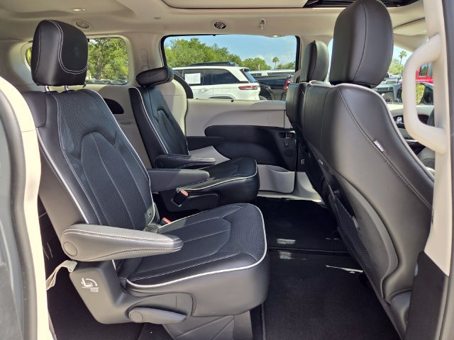 Used 2023 Chrysler Pacifica Limited FWD image 19