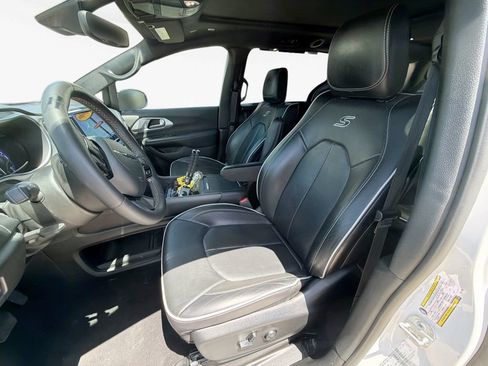 Used 2025 Chrysler Pacifica Limited FWD image 13