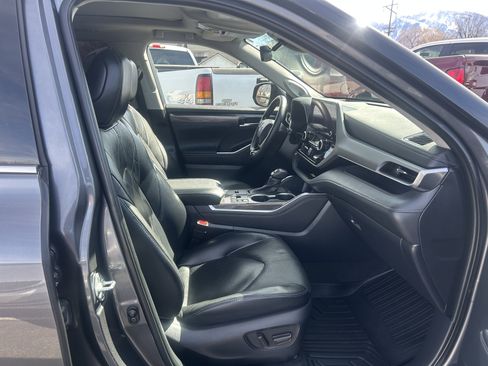 Used 2023 Toyota Highlander Platinum image 13