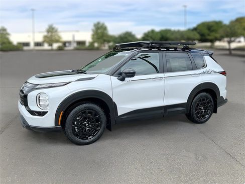 New 2025 Mitsubishi Outlander AWD image 3