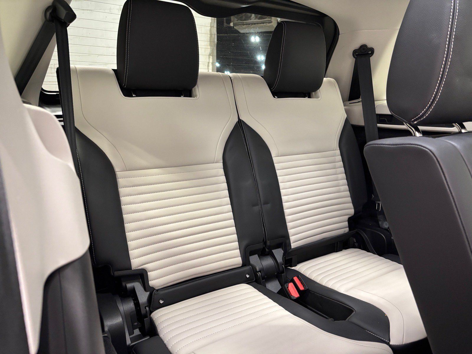 New 2025 Land Rover Discovery S AWD/4WD image 41