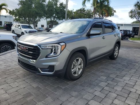 Certified 2024 GMC Terrain SLE w/ Driver Convenience Package FWD image 3