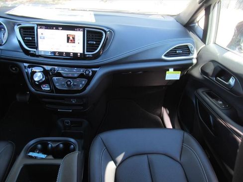 New 2026 Chrysler Pacifica Select FWD image 13