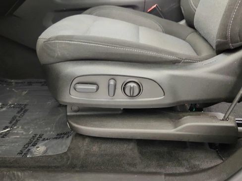 Used 2023 Chevrolet Traverse LT FWD image 22