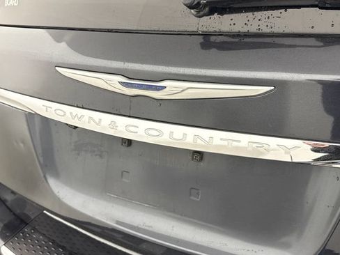 Used 2014 Chrysler Town & Country Touring FWD image 17
