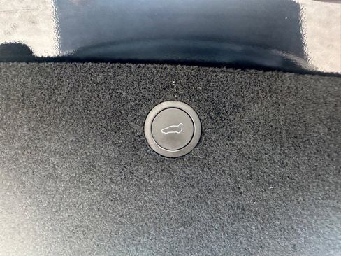 Used 2022 Tesla Model X image 73