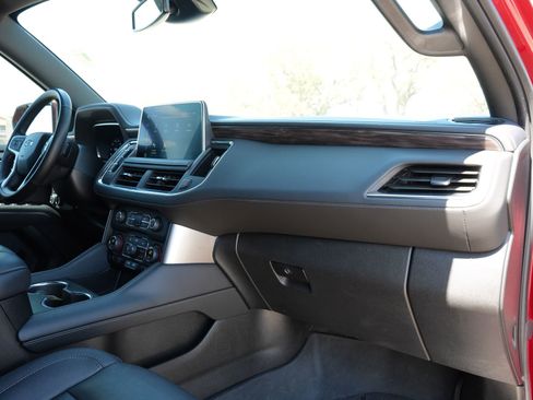 Used 2024 Chevrolet Tahoe Z71 w/ Luxury Package image 25