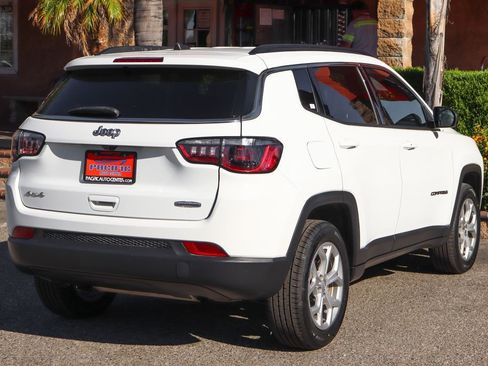 Used 2024 Jeep Compass Latitude w/ Convenience Group image 9