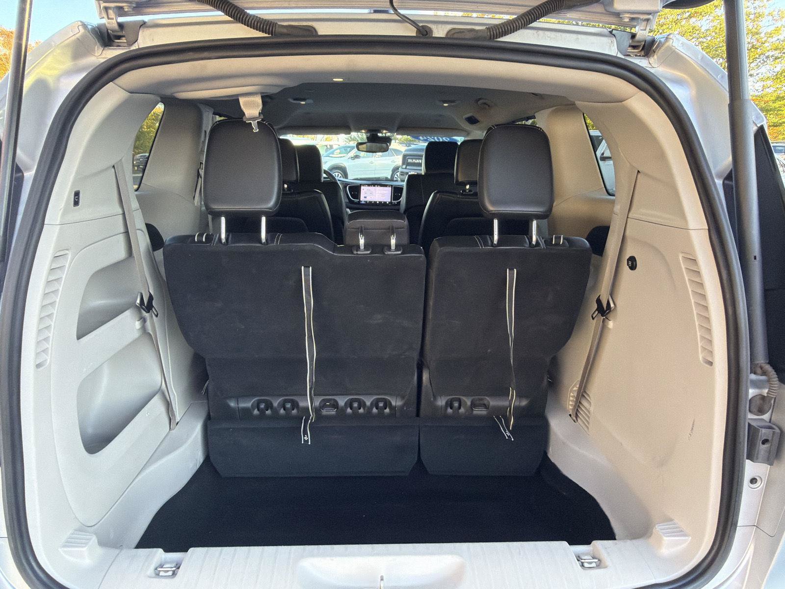 Used 2024 Chrysler Pacifica Touring-L FWD image 22