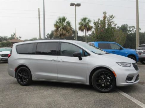 New 2026 Chrysler Pacifica Limited w/ S Appearance Package FWD image 2