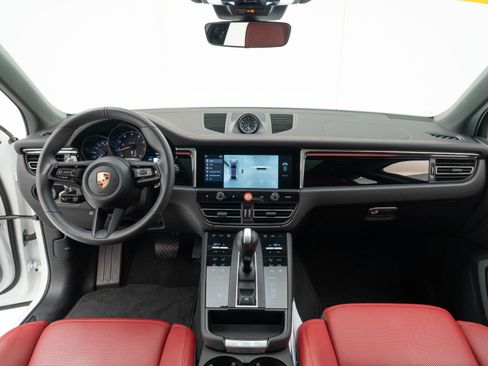 Certified 2026 Porsche Macan AWD/4WD image 18