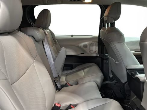 Used 2025 Toyota Sienna XLE FWD image 15
