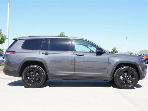 Used 2024 Jeep Grand Cherokee L Limited w/ Black Appearance Package image 10