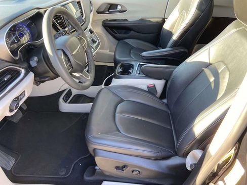 Used 2024 Chrysler Pacifica Touring-L image 11