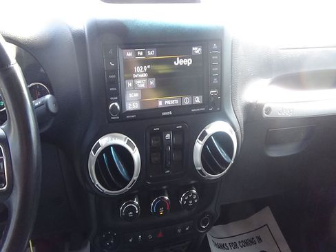 Used 2018 Jeep Wrangler Unlimited Rubicon w/ Cold Weather Group AWD/4WD image 19