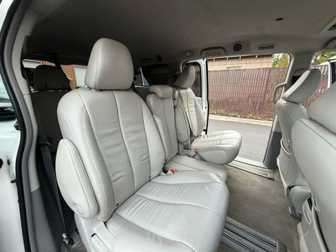 Used 2013 Toyota Sienna XLE image 27