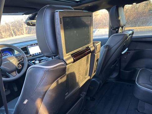 Used 2024 Chrysler Pacifica Limited w/ Uconnect Theater Family Group image 14