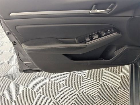 Used 2023 Nissan Altima 2.5 SV image 10