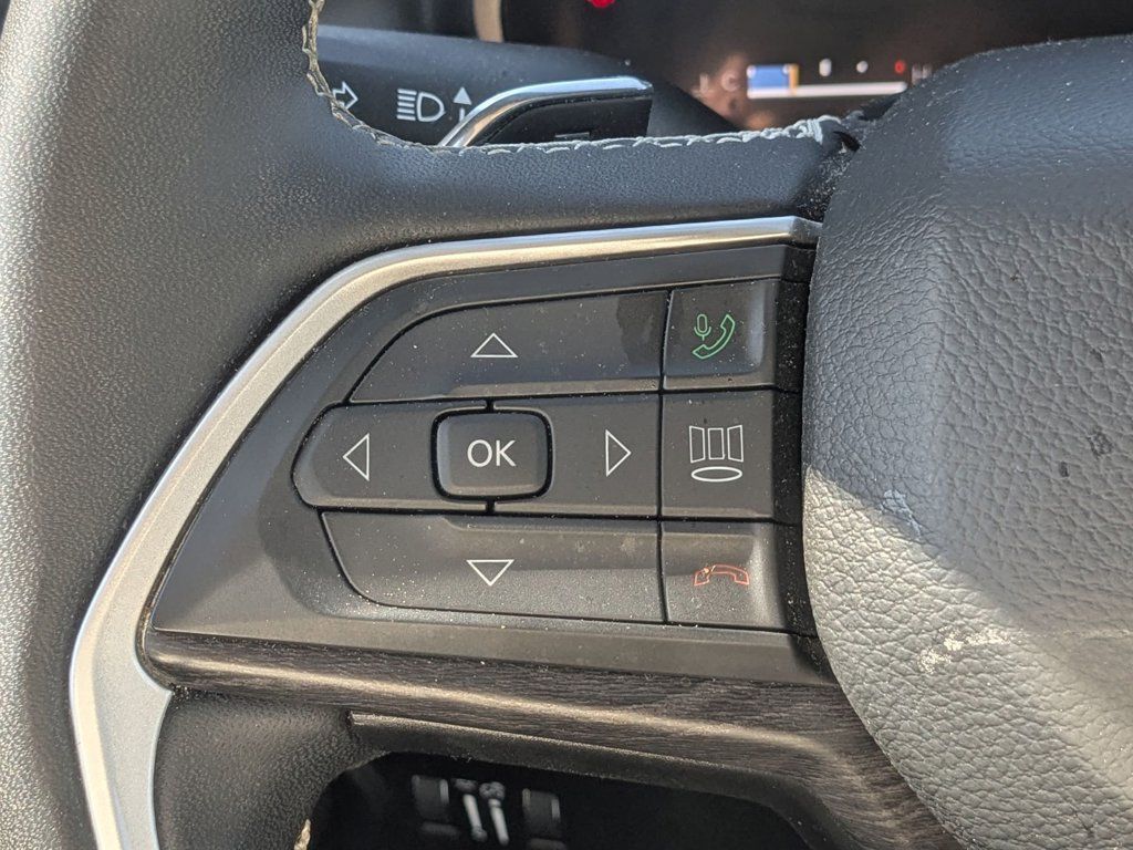 Used 2023 Jeep Grand Cherokee L Limited AWD/4WD image 18