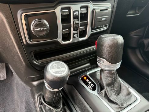Used 2022 Jeep Gladiator Sport AWD/4WD image 13