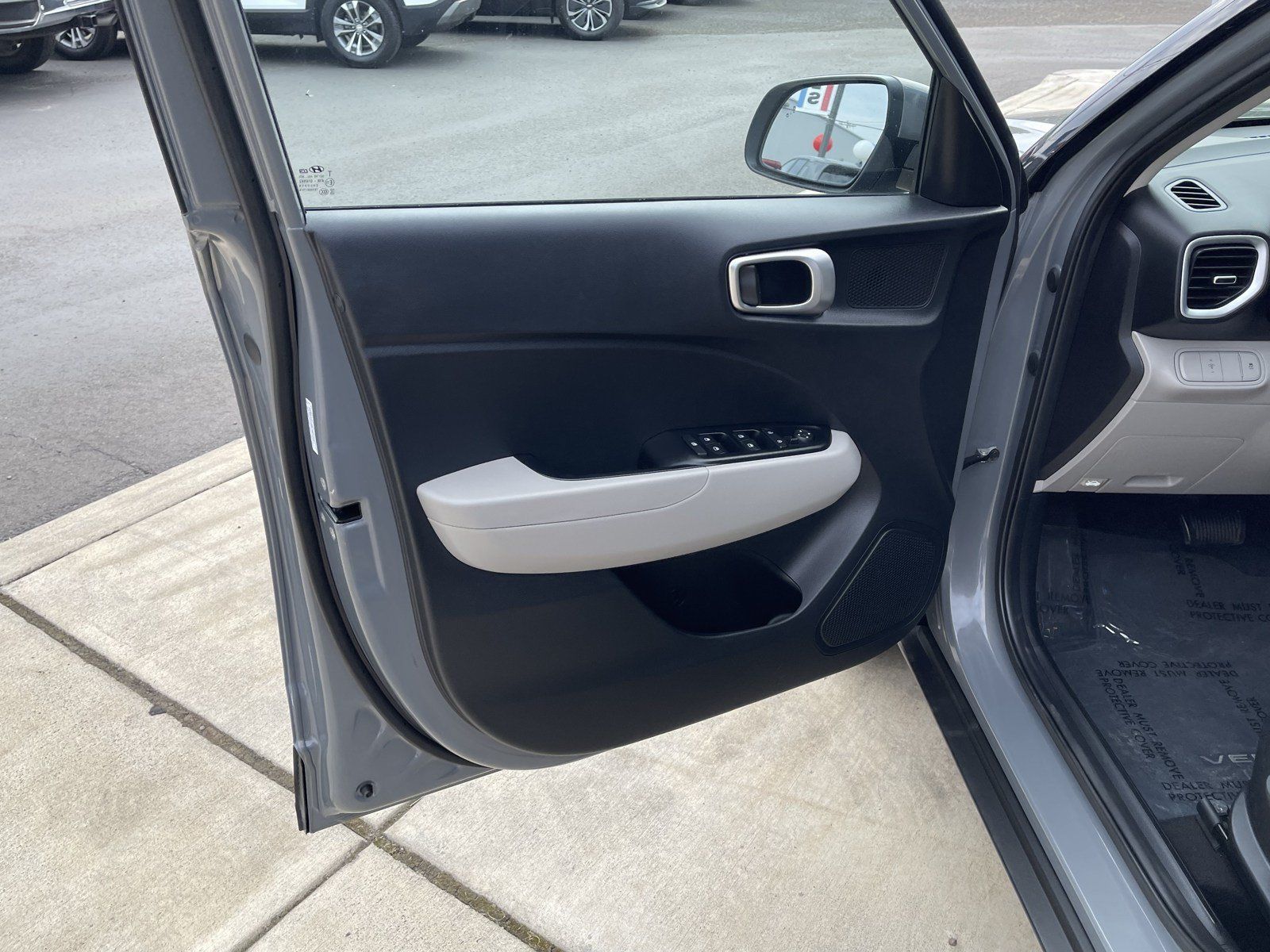 Used 2023 Hyundai Venue SEL FWD image 17