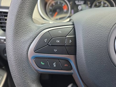 Used 2021 Jeep Cherokee Latitude FWD image 19