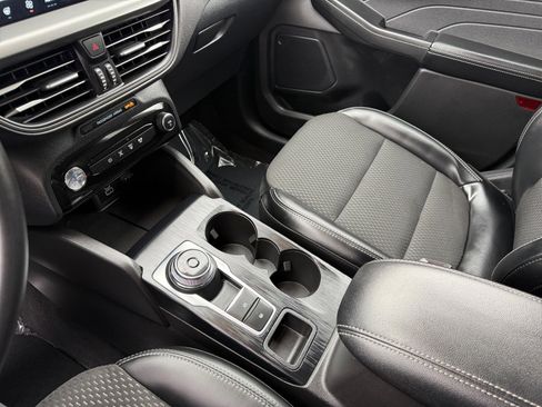 Used 2025 Ford Escape SE image 13