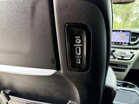Used 2022 Chrysler Pacifica Touring-L w/ Uconnect Theater Family Group AWD/4WD image 22