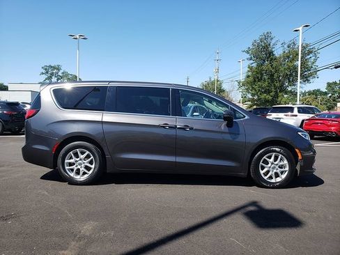 Used 2023 Chrysler Pacifica Touring-L FWD image 7
