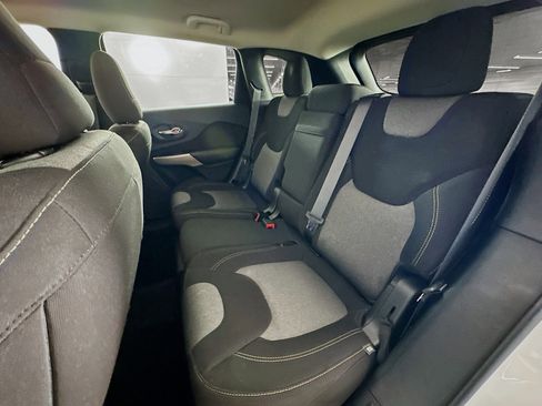 Used 2018 Jeep Cherokee Latitude FWD image 25