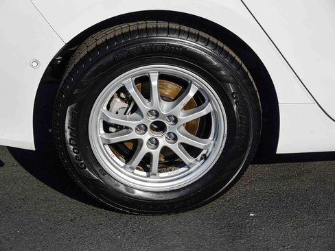 Certified 2022 Toyota Prius LE image 9