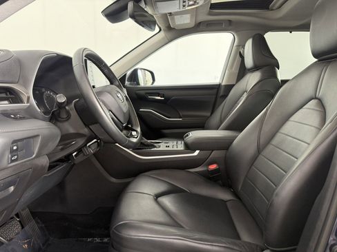 Used 2021 Toyota Highlander XLE AWD/4WD image 18