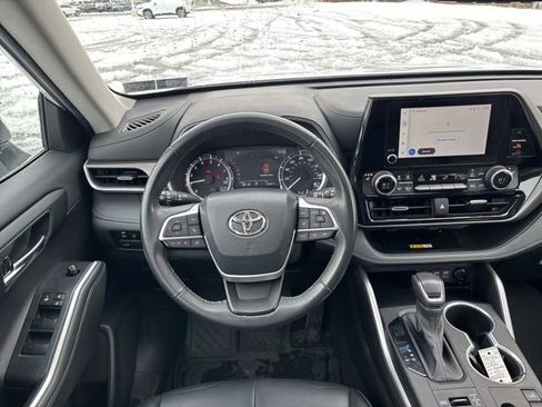 Certified 2023 Toyota Highlander XLE image 28
