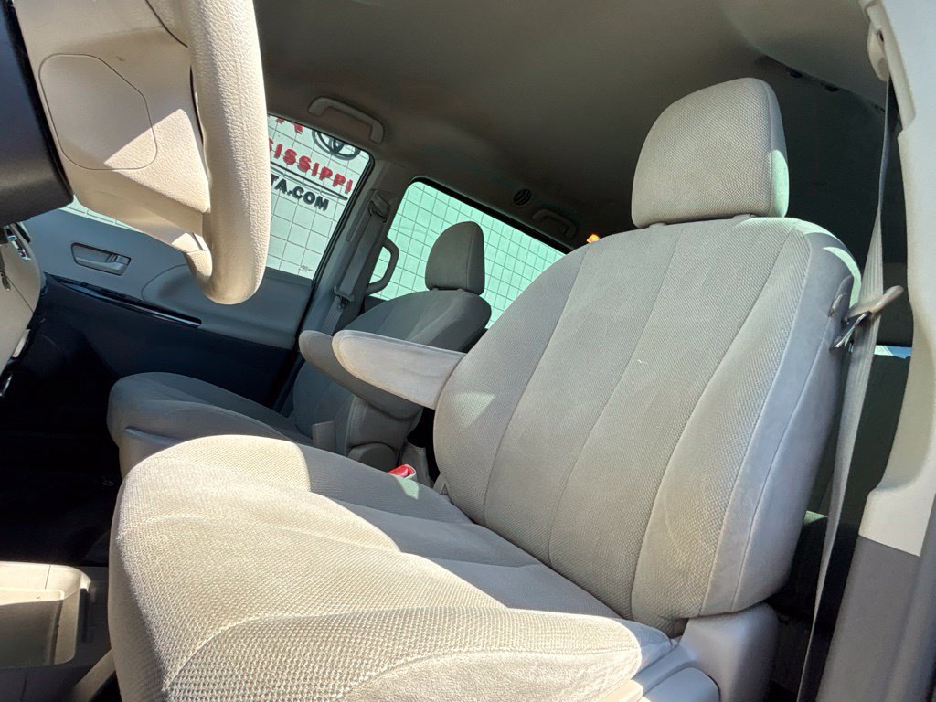 Used 2014 Toyota Sienna L FWD image 9