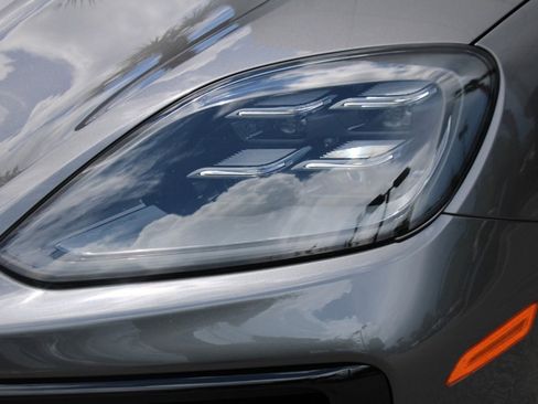 Used 2025 Porsche Cayenne image 9