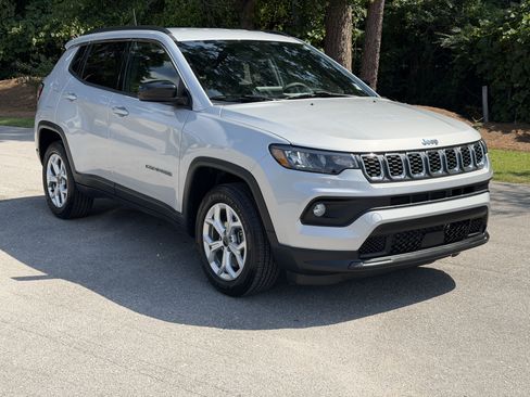 Used 2025 Jeep Compass Latitude AWD/4WD image 32