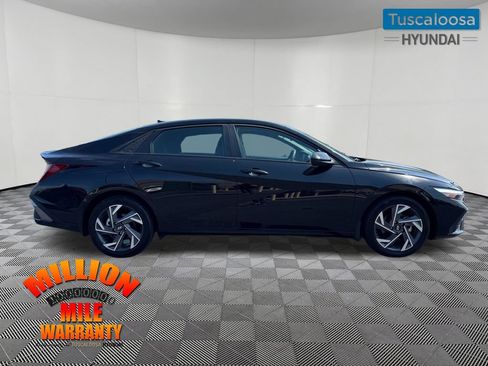 Used 2025 Hyundai Elantra Sport FWD image 2