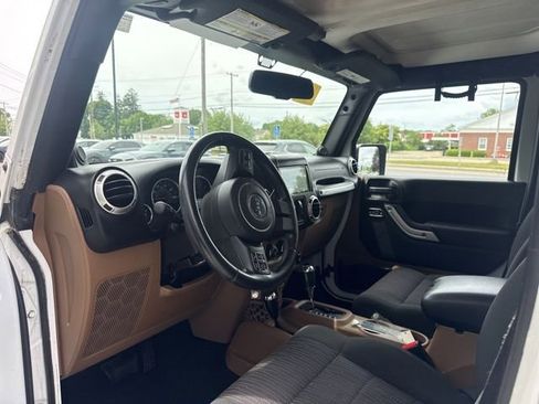 Used 2011 Jeep Wrangler Unlimited Sahara w/ Connectivity Group AWD/4WD image 10