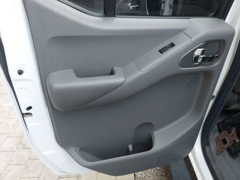 Used 2011 Nissan Frontier SL AWD/4WD image 38